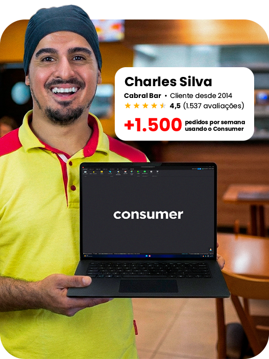 Charles Silva, cliente do Cabral Bar, usando o Consumer