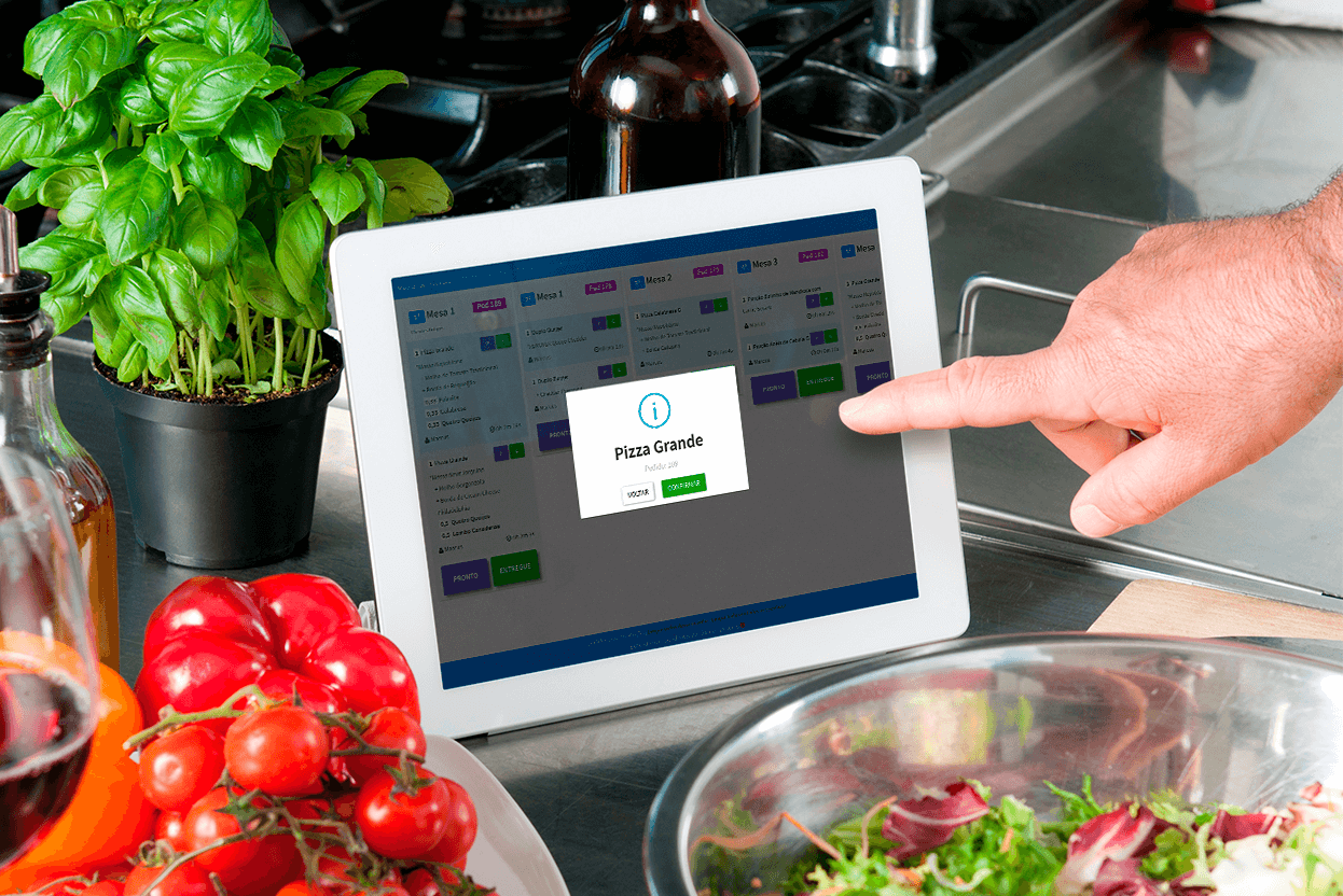 Monitor touch na cozinha com alterações e organização dos pedidos